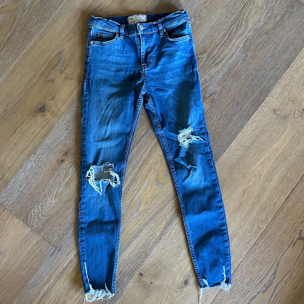 Free People Distressed Skinny Jeans – Size 26 – Raw Hem – NWOT - Picture 10 of 12